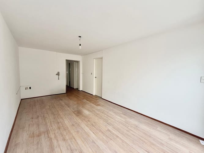 Apartamento 2 Dormitorios al frente, reciclado, con terraza y garage Minas y 18 de Julio · Foto 3