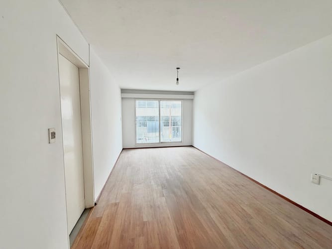 Apartamento 2 Dormitorios al frente, reciclado, con terraza y garage Minas y 18 de Julio · Foto 1