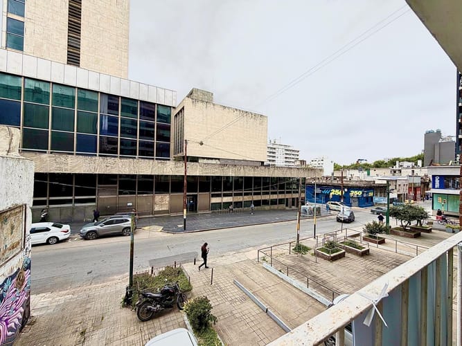 Apartamento 2 Dormitorios al frente, reciclado, con terraza y garage Minas y 18 de Julio · Foto 4