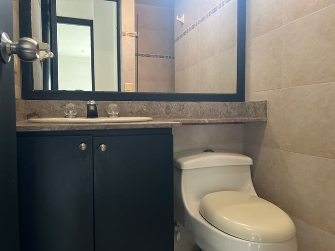 Apartamento de 2 alcobas en arriendo en El Poblado, Medellín, 78 m² · foto 13 de 14