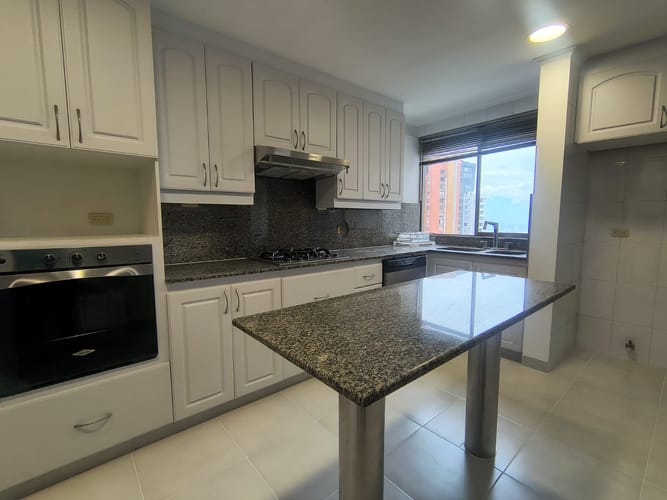 Apartamento de 4 alcobas en arriendo en El Poblado, Medellín, 260 m² · foto 3 de 20