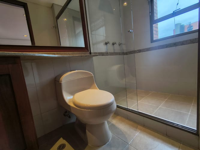 Apartamento de 4 alcobas en arriendo en El Poblado, Medellín, 260 m² · foto 19 de 20