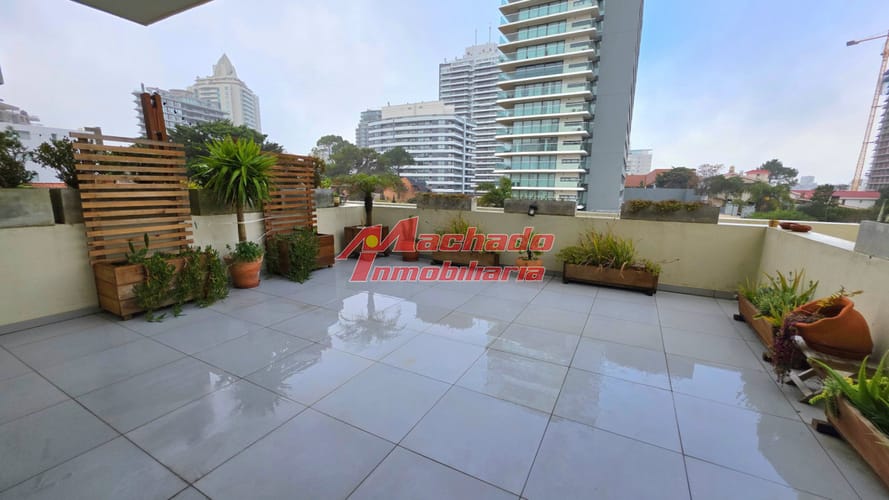 Cómoda planta a metros de Playa Brava