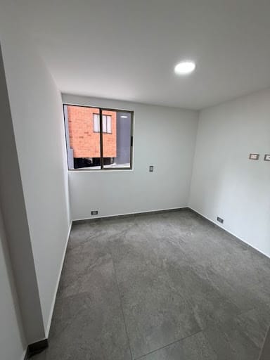 Apartamento de 3 alcobas en arriendo en Loma Del Escobero, Envigado, 98 m² · foto 2 de 12