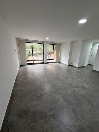 Apartamento de 3 alcobas en arriendo en Loma Del Escobero, Envigado, 98 m² · foto 3 de 12