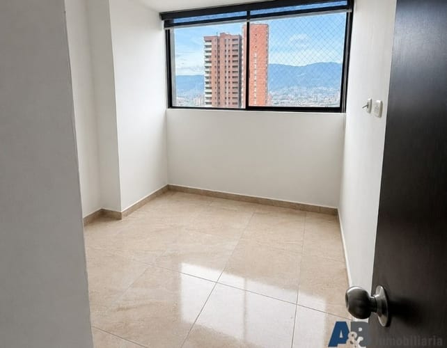 Apartamento de 3 alcobas en venta en Suramérica, Itagüí, 68 m² · foto 4 de 9