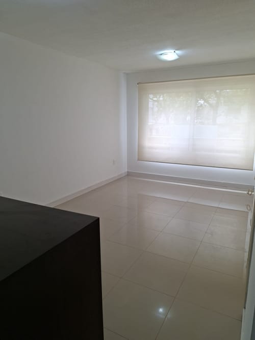 Alquiler Apartamento De 1 Dormitorio Al Frente A 2 Cuadras De La Rambla En Malvin · Photo 6