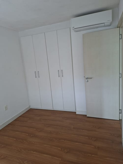 Alquiler Apartamento De 1 Dormitorio Al Frente A 2 Cuadras De La Rambla En Malvin · Photo 8