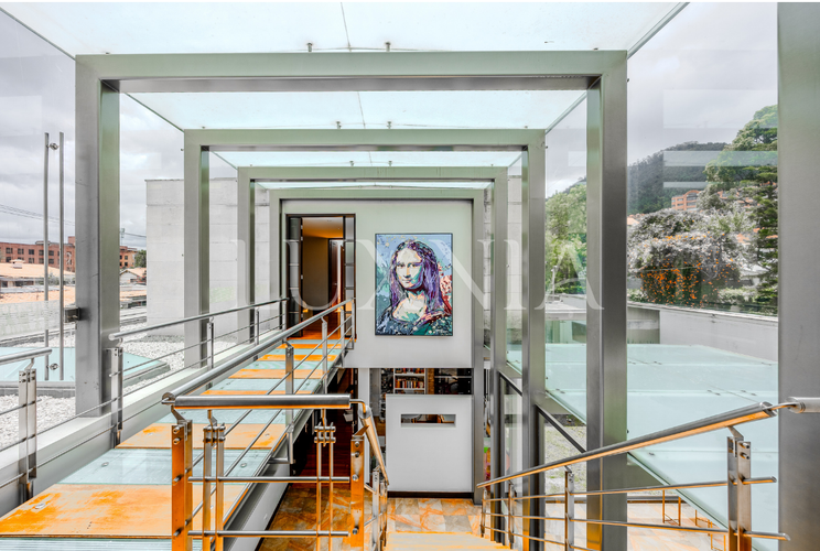 Casa de 5 alcobas en venta en Santa Barbara, Bogotá, 905 m² · foto 2 de 19
