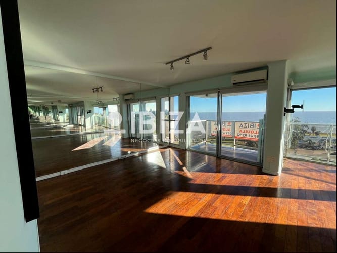 Alquiler Apartamento frente al Golf 3 dormitorios, servicio y garage · Foto 2