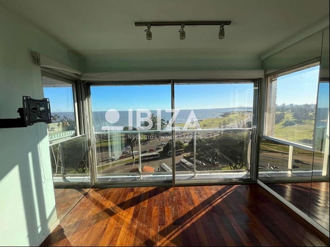 Alquiler Apartamento frente al Golf 3 dormitorios, servicio y garage · Foto 4