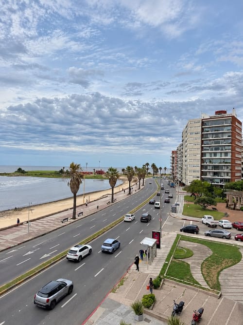 APARTAMENTO DE 2 DORMITORIOS FRENTE AL MAR – RAMBLA DE POCITOS · Foto 2