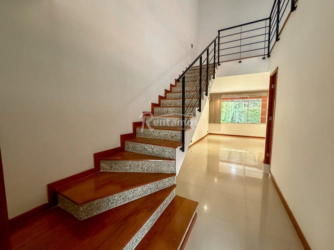 Casa de 3 alcobas en arriendo en Bosques De Zuñiga, Envigado, 250 m² · foto 2 de 24