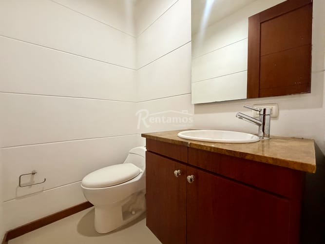 Casa de 3 alcobas en arriendo en Bosques De Zuñiga, Envigado, 250 m² · foto 3 de 24