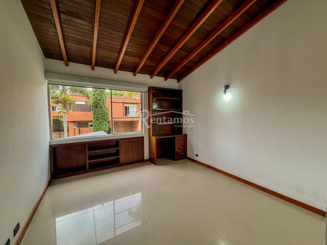 Casa de 3 alcobas en arriendo en Bosques De Zuñiga, Envigado, 250 m² · foto 23 de 24