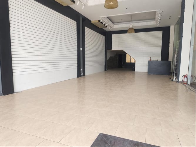 ALQUILER Local comercial de 132m2 en zona de outlets en Aguada · Foto 2
