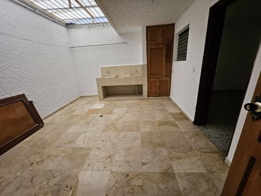 Casa de 9 alcobas en arriendo en Las Lomas, Medellín, 400 m² · foto 9 de 24