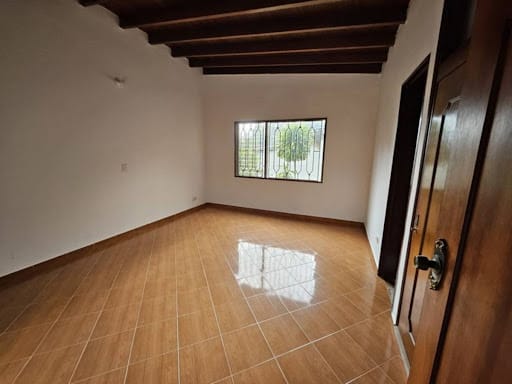 Casa de 9 alcobas en arriendo en Las Lomas, Medellín, 400 m² · foto 18 de 24