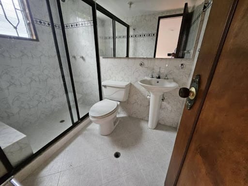 Casa de 9 alcobas en arriendo en Las Lomas, Medellín, 400 m² · foto 19 de 24
