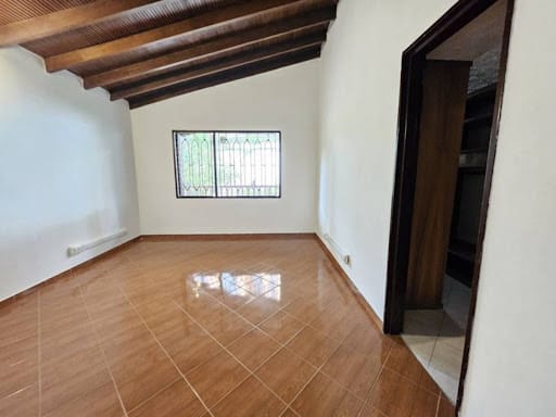 Casa de 9 alcobas en arriendo en Las Lomas, Medellín, 400 m² · foto 21 de 24