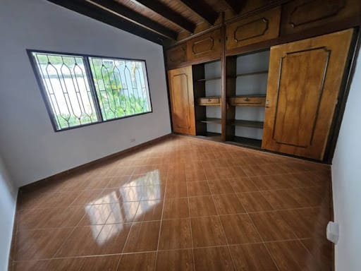 Casa de 9 alcobas en arriendo en Las Lomas, Medellín, 400 m² · foto 24 de 24