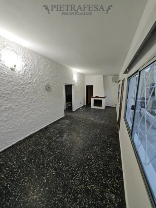 Casa en alquiler, 3 dormitorios, 1 baño, patio con parrillero. Solymar.