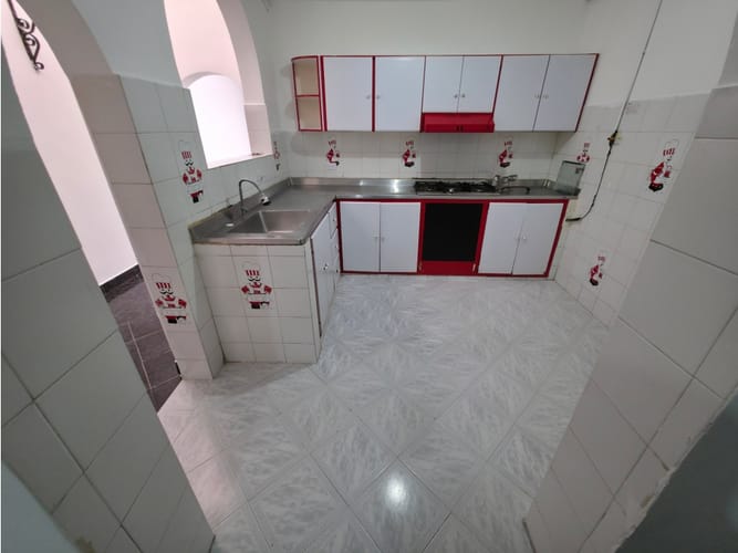 Casa de 8 alcobas en arriendo en Miraflores, Medellín, 250 m² · foto 2 de 24