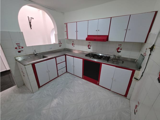 Casa de 8 alcobas en arriendo en Miraflores, Medellín, 250 m² · foto 3 de 24