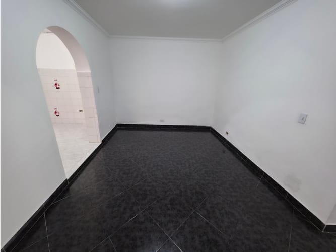 Casa de 8 alcobas en arriendo en Miraflores, Medellín, 250 m² · foto 4 de 24