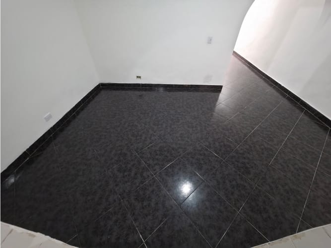 Casa de 8 alcobas en arriendo en Miraflores, Medellín, 250 m² · foto 5 de 24