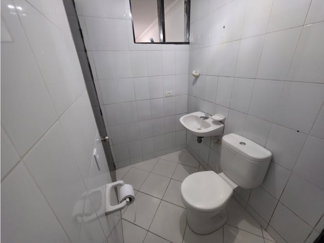 Casa de 8 alcobas en arriendo en Miraflores, Medellín, 250 m² · foto 16 de 24