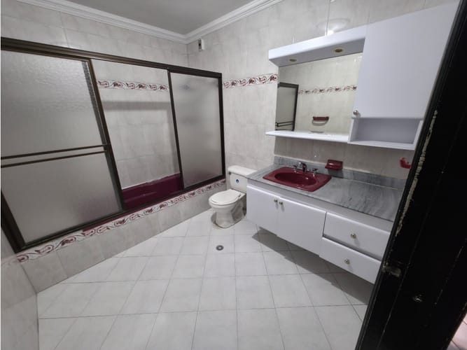Casa de 8 alcobas en arriendo en Miraflores, Medellín, 250 m² · foto 19 de 24