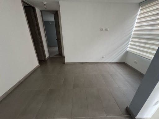 Apartamento de 2 alcobas en arriendo en Loma De Los Bernal, Medellín, 66 m² · foto 2 de 13