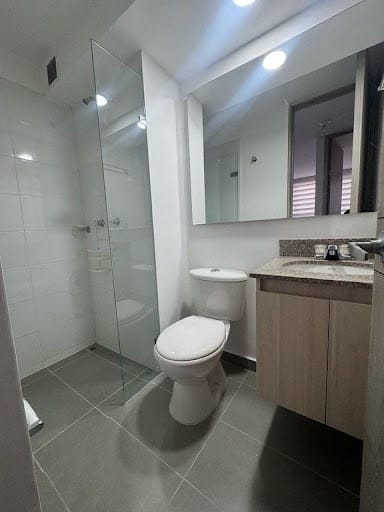 Apartamento de 2 alcobas en arriendo en Loma De Los Bernal, Medellín, 66 m² · foto 3 de 13