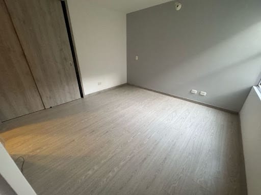 Apartamento de 2 alcobas en arriendo en Loma De Los Bernal, Medellín, 66 m² · foto 4 de 13