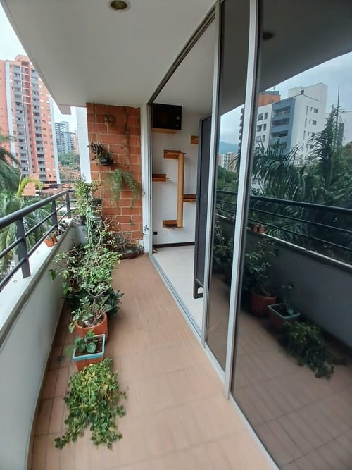 Apartamento de 2 alcobas en venta en Loma De Los Bernal, Medellín, 63 m² · foto 1 de 15