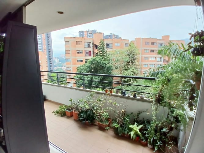Apartamento de 2 alcobas en venta en Loma De Los Bernal, Medellín, 63 m² · foto 2 de 15