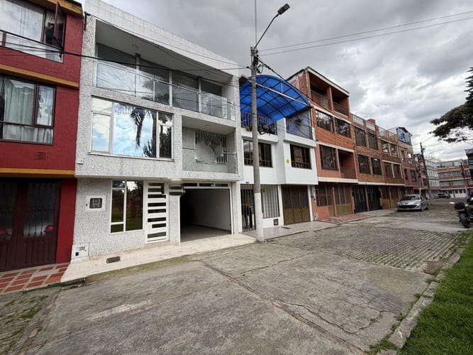 Casa de 5 alcobas en venta en Hayuelos, Bogotá, 300 m² · foto 2 de 24