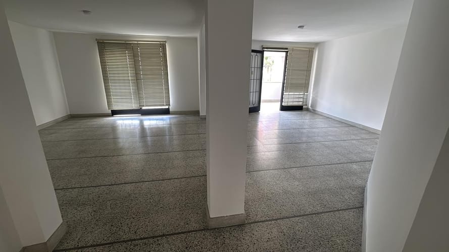 Casa de 4 alcobas en arriendo en Los Colores, Medellín, 293 m² · foto 2 de 8