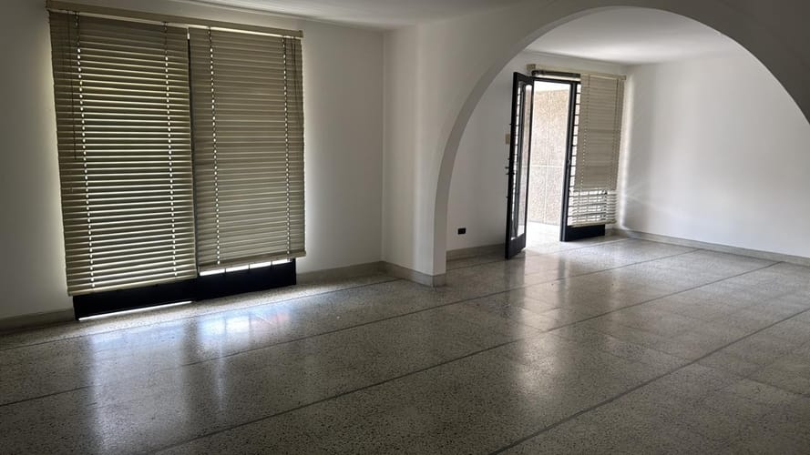 Casa de 4 alcobas en arriendo en Los Colores, Medellín, 293 m² · foto 3 de 8