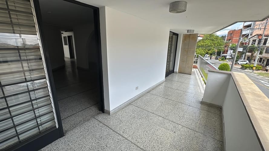 Casa de 4 alcobas en arriendo en Los Colores, Medellín, 293 m² · foto 4 de 8