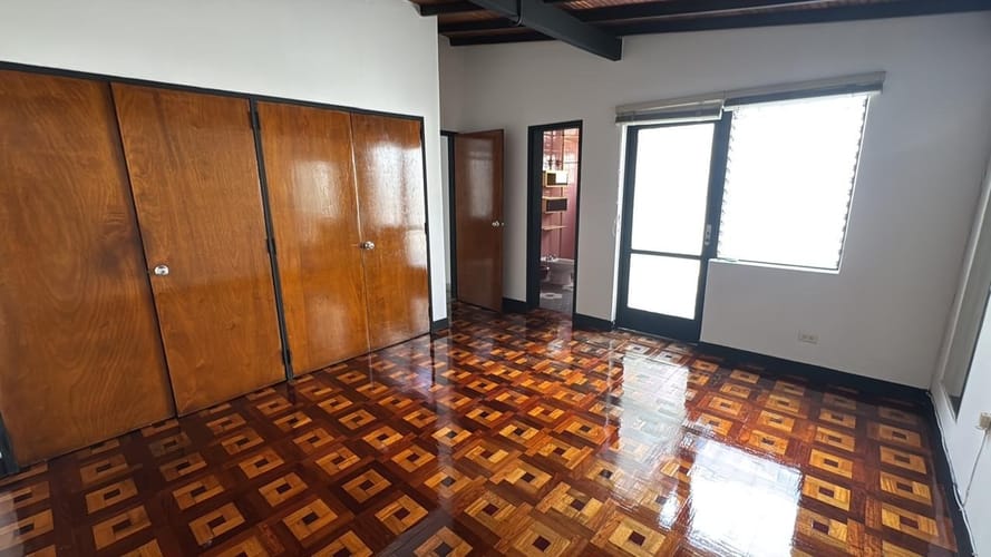 Casa de 4 alcobas en arriendo en Los Colores, Medellín, 293 m² · foto 5 de 8