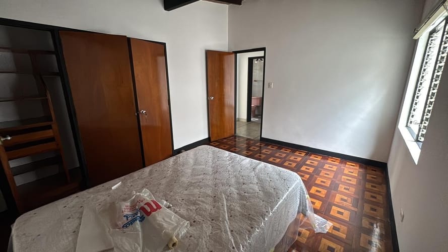 Casa de 4 alcobas en arriendo en Los Colores, Medellín, 293 m² · foto 7 de 8