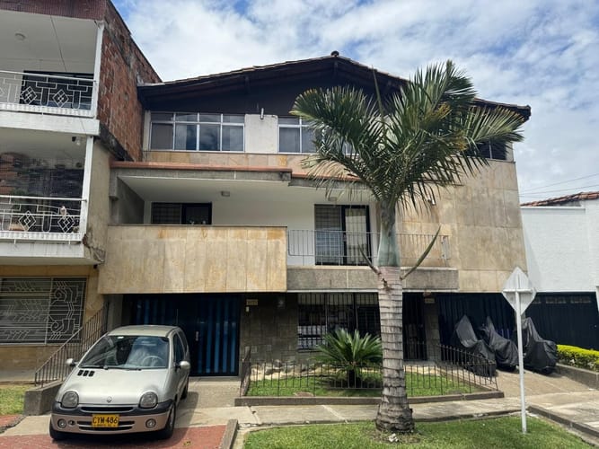 Casa de 4 alcobas en arriendo en Los Colores, Medellín, 293 m² · foto 8 de 8
