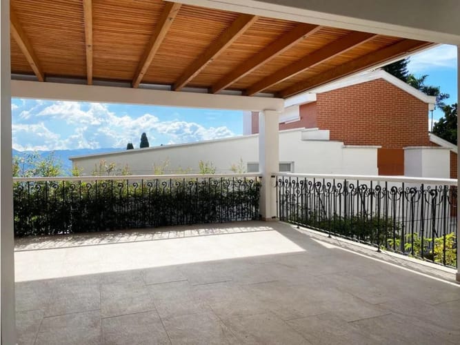 Casa de 4 alcobas en venta en Cola Del Zorro, Medellín, 370 m² · foto 2 de 17
