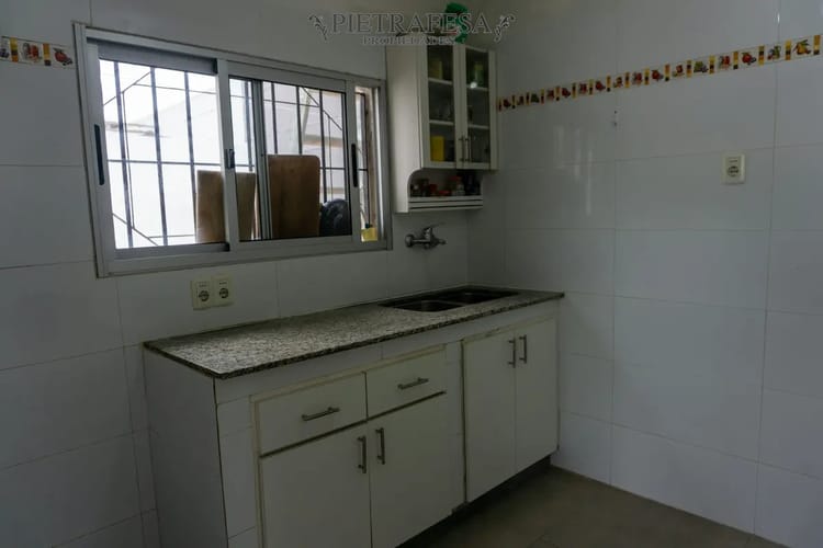 Casa en alquiler, 2 dormitorios, 1 baño, patio, cochera. Buceo. · Foto 6