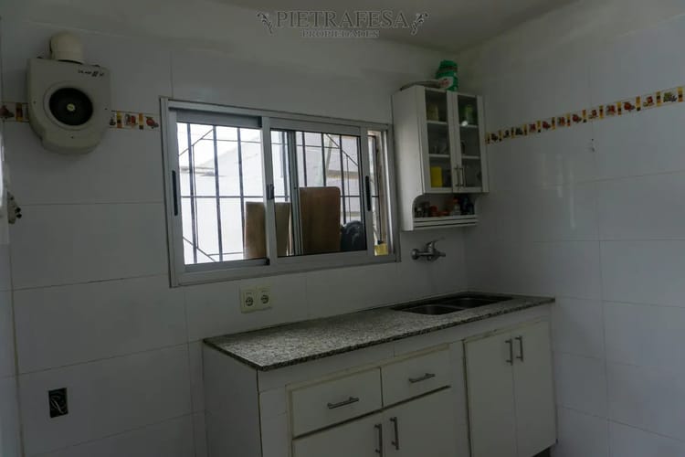 Casa en alquiler, 2 dormitorios, 1 baño, patio, cochera. Buceo. · Foto 7