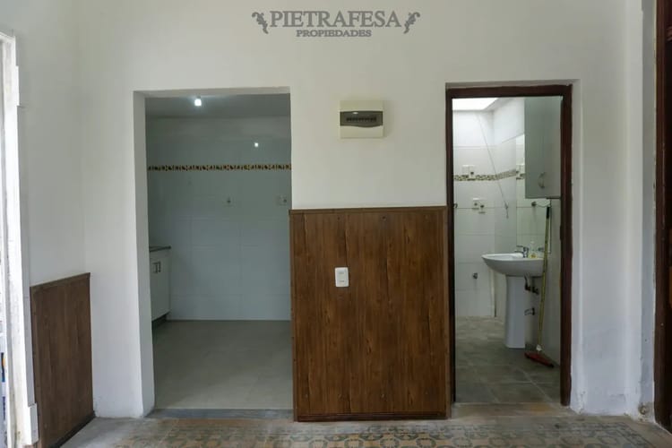 Casa en alquiler, 2 dormitorios, 1 baño, patio, cochera. Buceo. · Foto 8