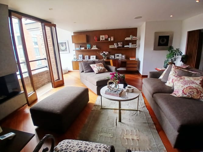 Apartamento de 2 alcobas en venta en Los Rosales, Bogotá, 135 m² · foto 1 de 17