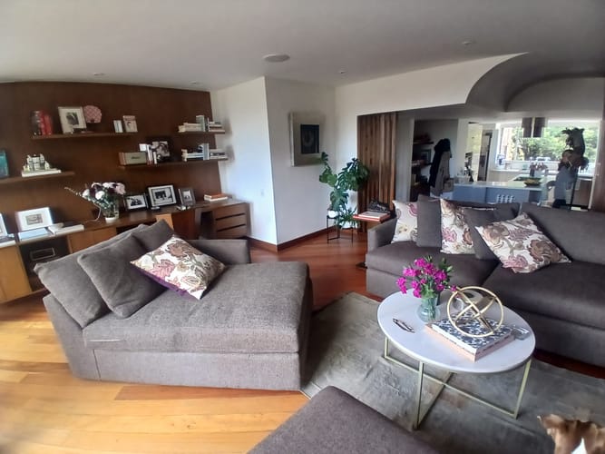 Apartamento de 2 alcobas en venta en Los Rosales, Bogotá, 135 m² · foto 2 de 17